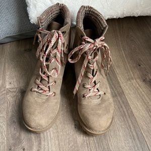 Womens hiking boots
